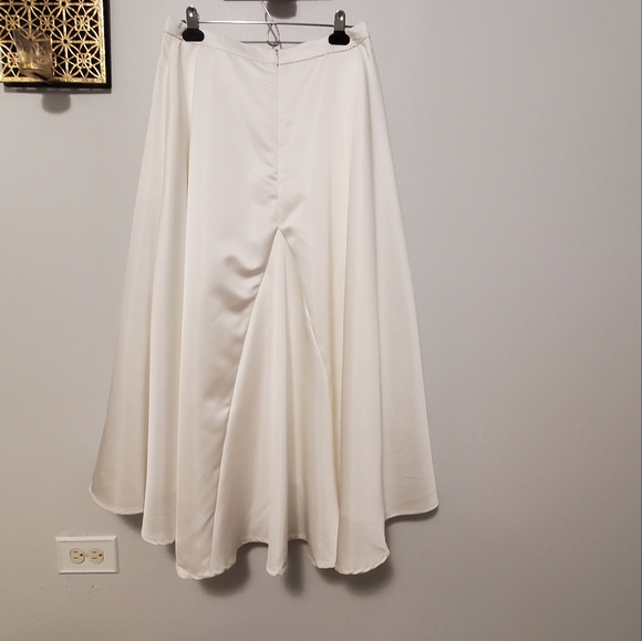 White Satin Skirt with pockets-New with tags! - Picture 6 of 8